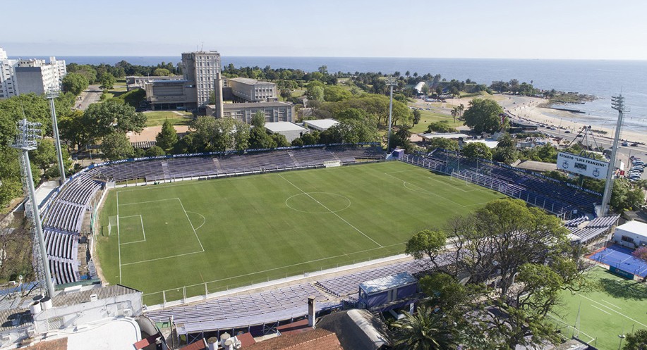 Estadio. Albion contra Cerro