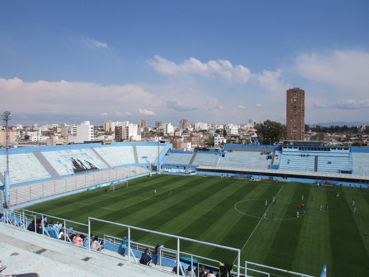 Estadio. Belgrano contra Banfield