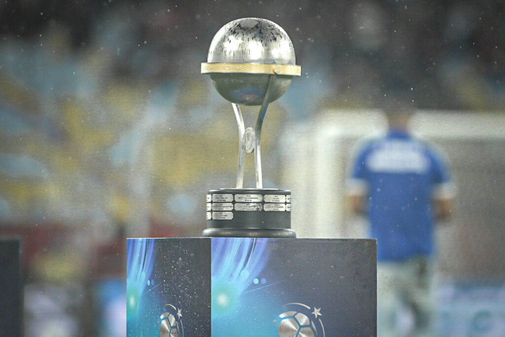 Copa Sudamericana 2026: trofeo oficial del torneo de la Conmebol en la previa del inicio de la fase de grupos