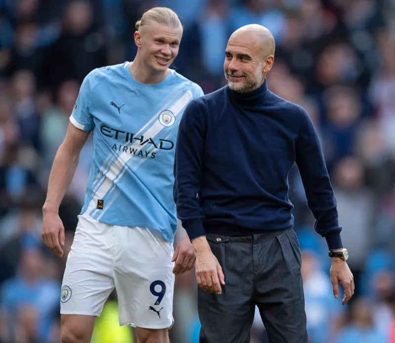 Pep Guardiola y Haaland comentan el triunfo del Manchester City contra el Arsenal.