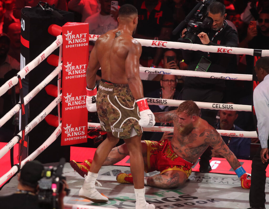 Anthony Joshua knockouts out Jake Paul resultado KO