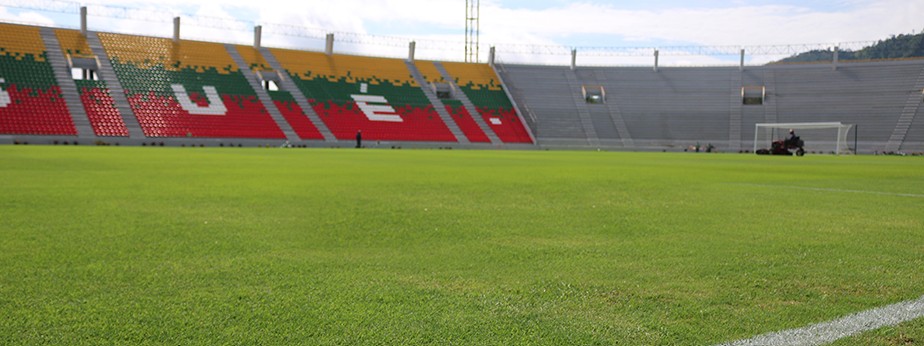 Estadio. Deportes Tolima contra Universitario