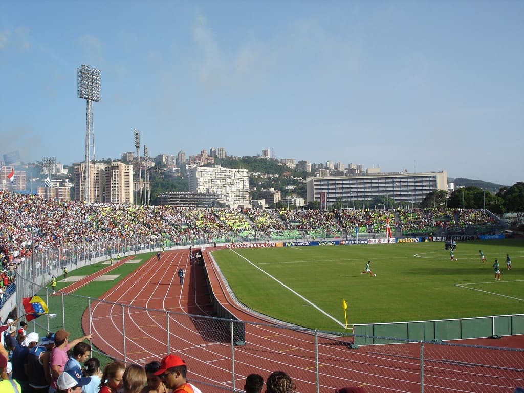 Estadio Caracas contra Racing se enfrentan en el Estadio Olímpico de Caracas.