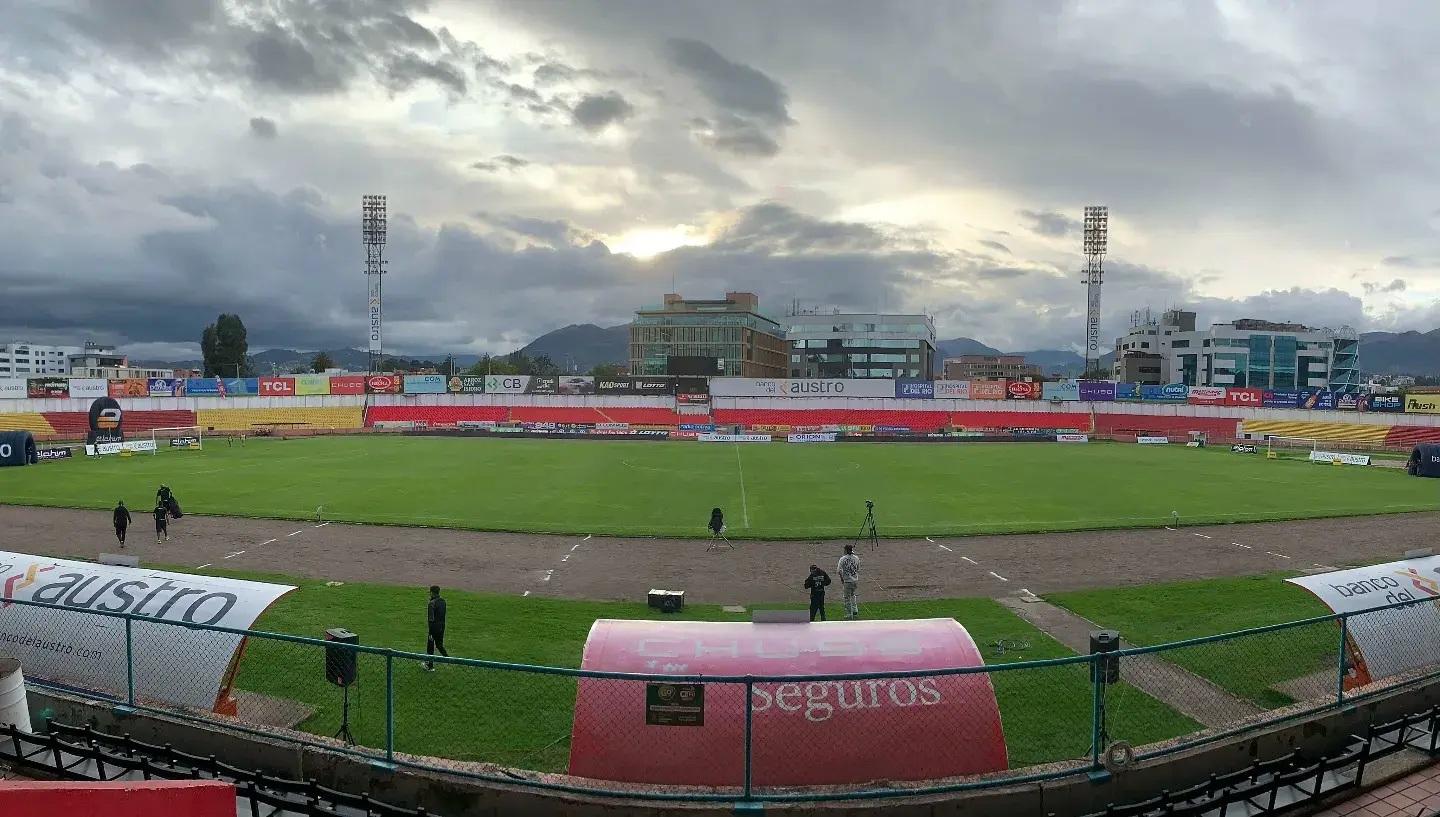 Estadio. Deportivo Cuenca contra Delfín