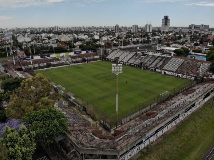 Estadio. Platense contra Peñarol