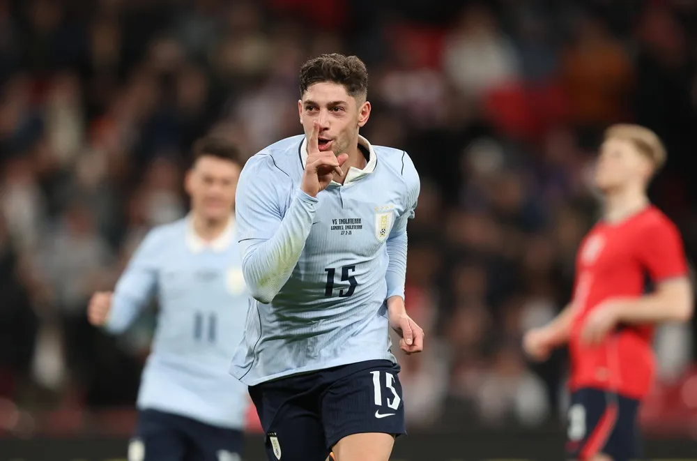 Federico Valverde celebra un gol con la selección de Uruguay durante un partido internacional, consolidándose como una de las figuras rumbo al Mundial FIFA 2026. Federico Valverde celebra un gol con la selección de Uruguay durante un partido internacional, consolidándose como una de las figuras rumbo al Mundial FIFA 2026.