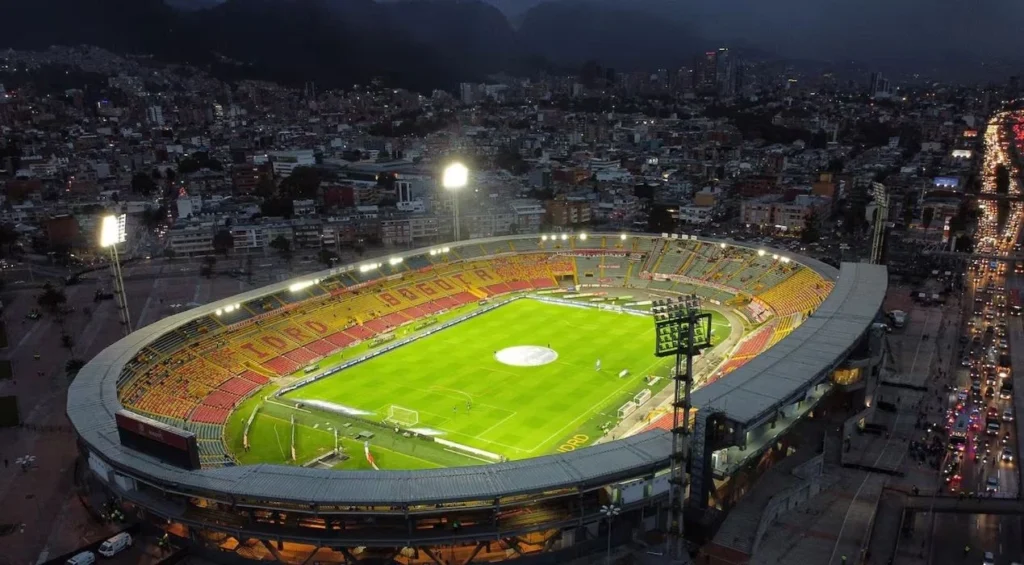 Santa Fé contra Platense se enfrentan en el Estadio El Campín de Bogotá