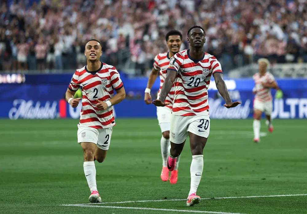 Folarin Balogun celebra uno de los goles que le permitió a Estados Unidos vencer 4-1 a Paraguay en el debut de los anfitriones del Mundial FIFA 2026. 