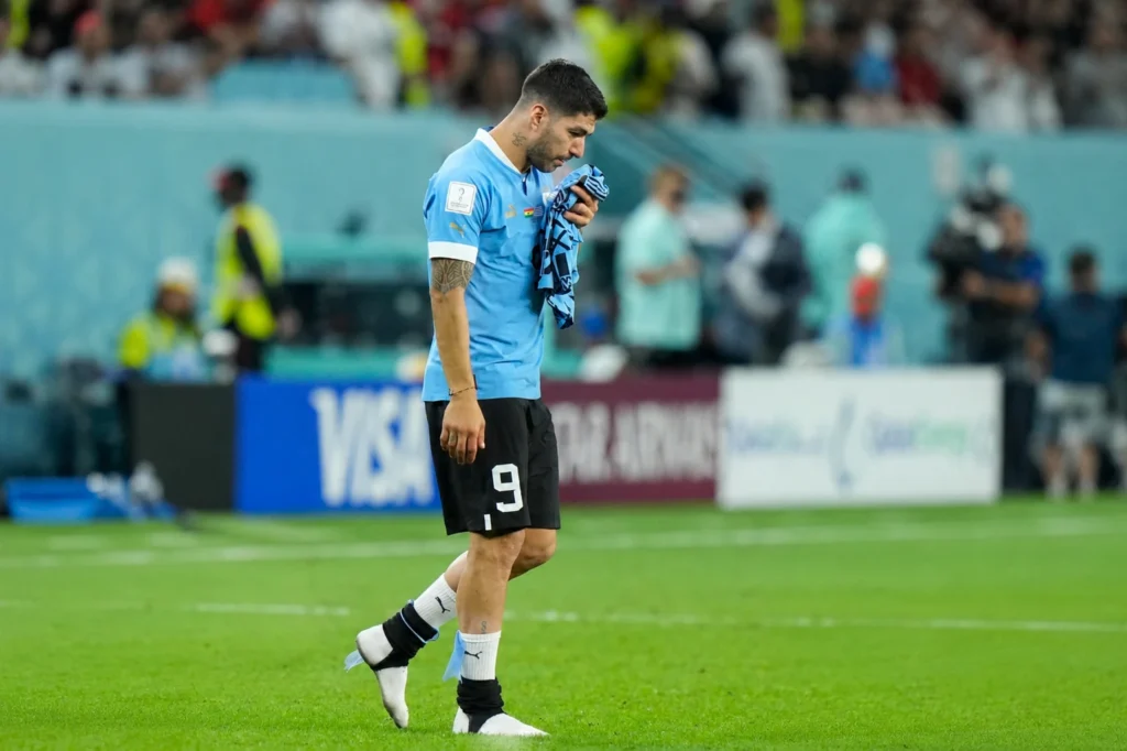 Luis Suárez abatido por la eliminación de la Copa Mundial de Fútbol Qatar 2022_4