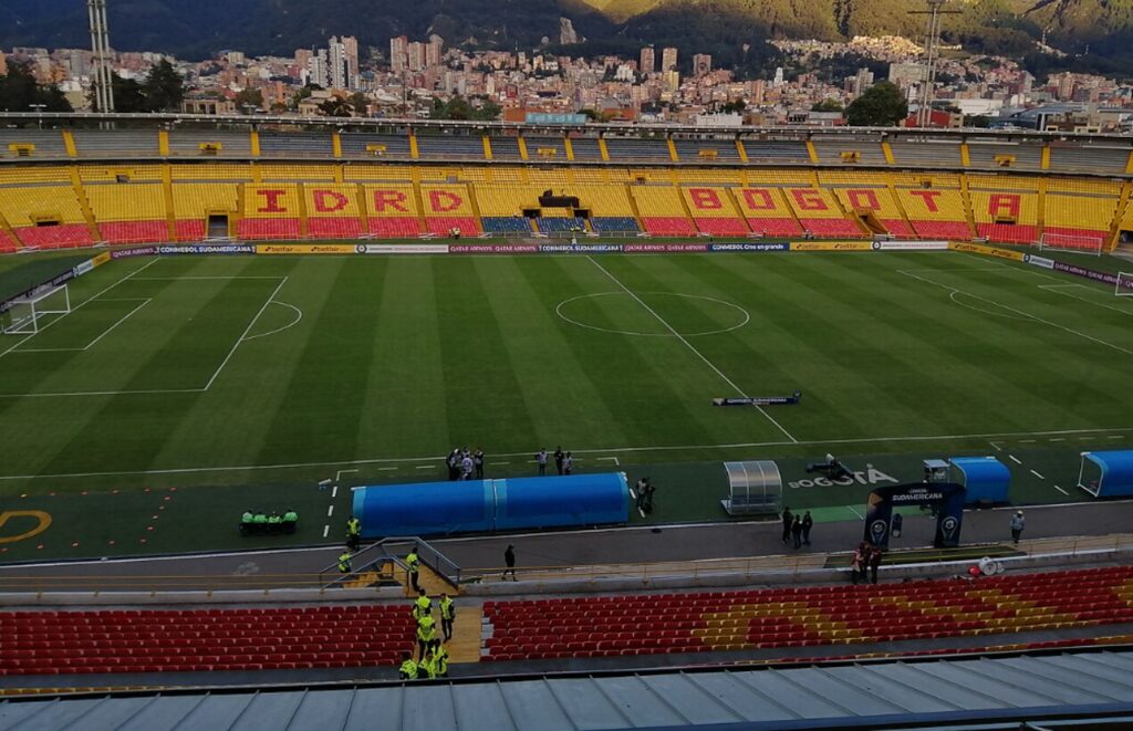 Estadio. Santa Fe contra Águilas Doradas