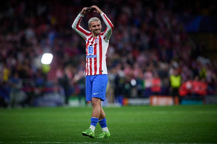 Antoine Griezmann aplaudiendo a la afición tras eliminar al Barcelona
