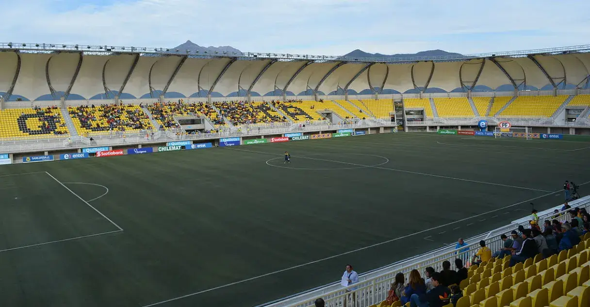 Estadio. Deportes Limache contra Universidad de Concepción