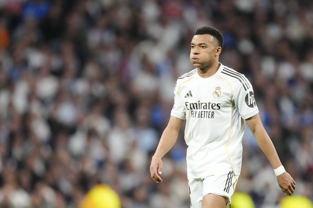 ylian Mbappé decepcionado tras la derrota del Real Madrid ante Bayern Múnich en la Champions League