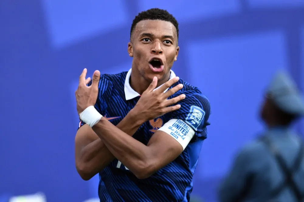 Mbappé celebra el triunfo ante Suecia para pasar a octavos de final del Mundial. Mbappé celebra el triunfo ante Suecia para pasar a octavos de final del Mundial.