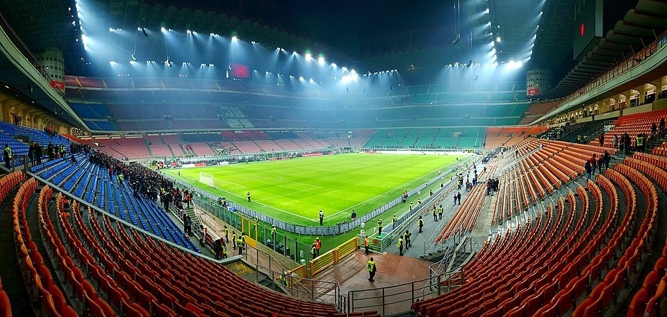 Estadio. AC Milan contra Parma