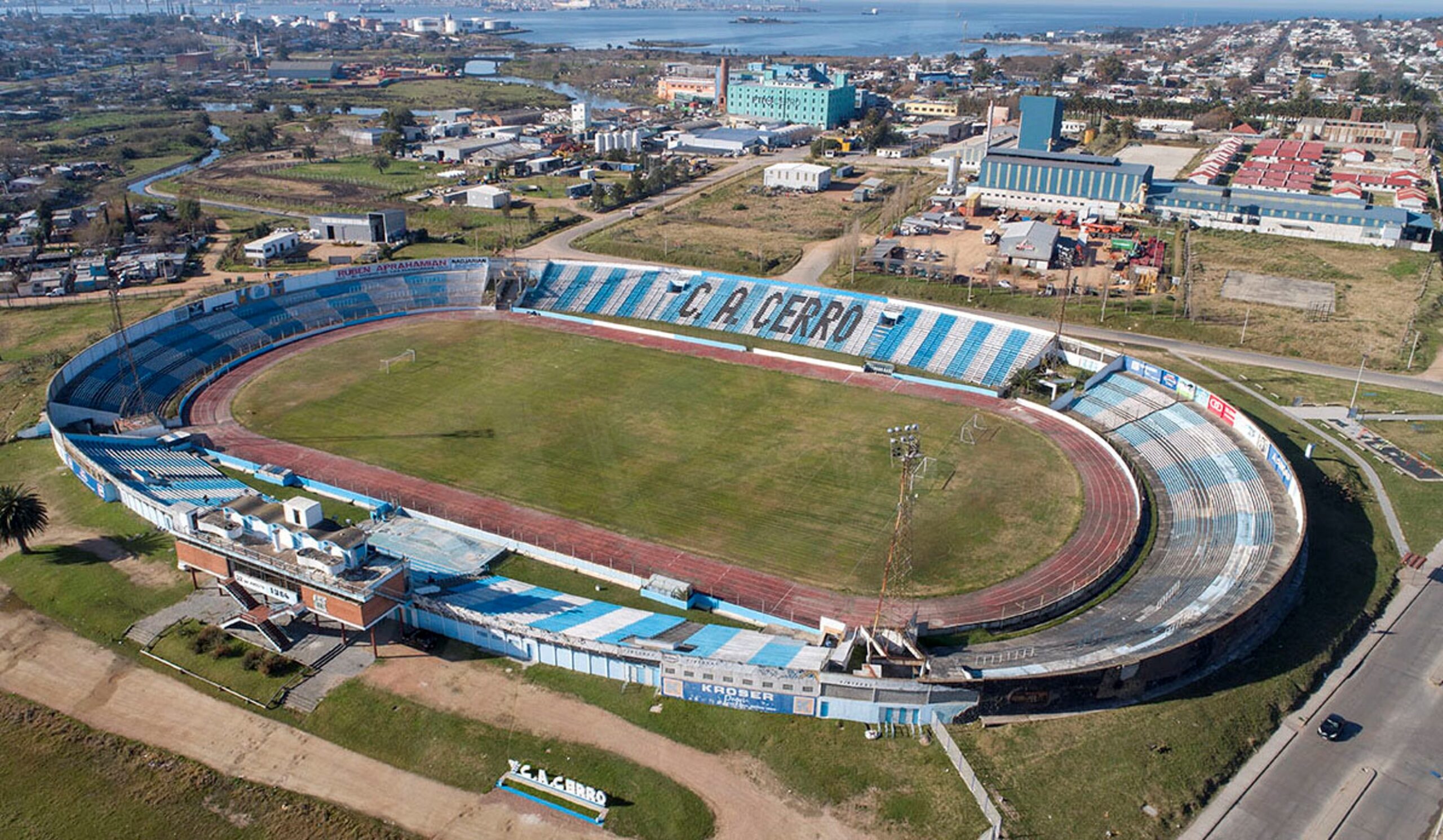 Estadio. Cerro contra Juventud