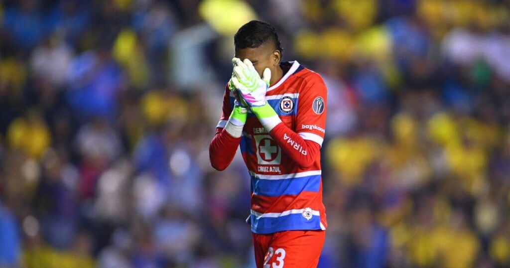 Kevin Mier fue operado por fractura de tibia y podría quedarse hasta 6 meses fuera de la cancha.