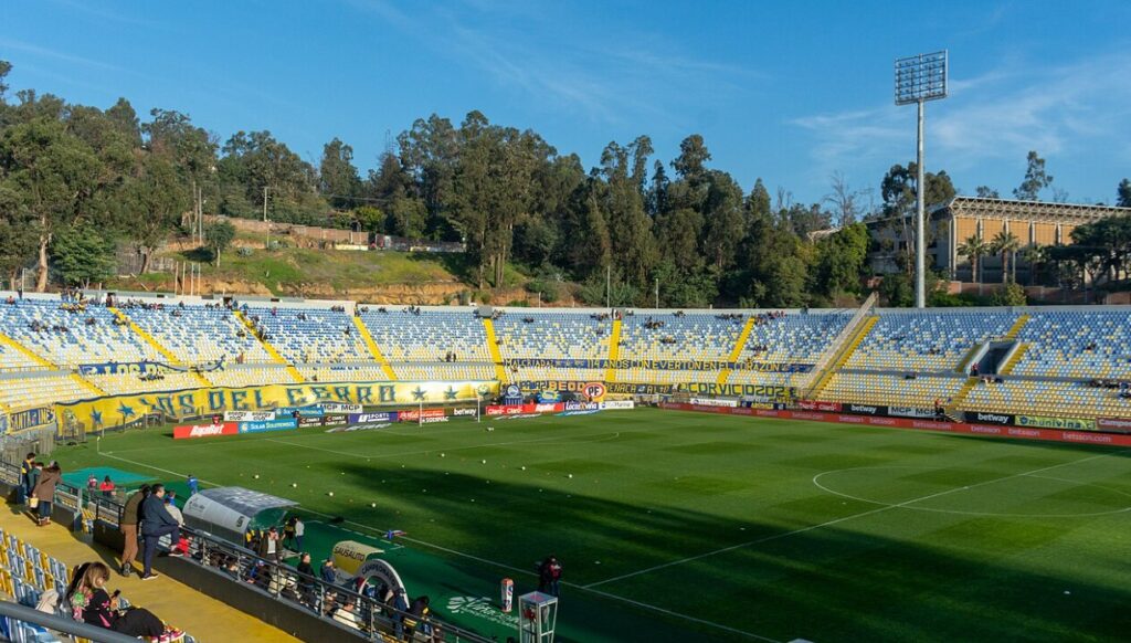 Estadio. Everton contra La Calera