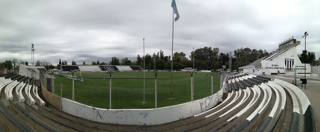 Estadio. Gimnasia de Mendoza contra Vélez Sarsfield